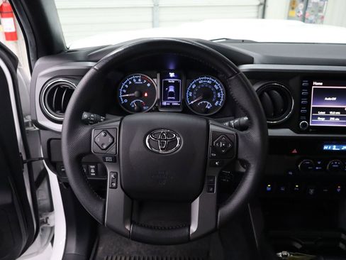 Used 2022 Toyota Tacoma TRD Sport w/ Technology Package image 19