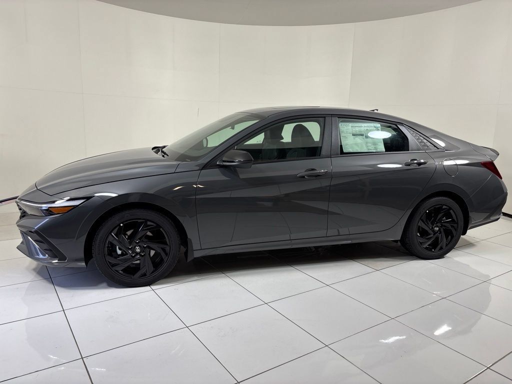 New 2026 Hyundai Elantra SEL Sport FWD image 2