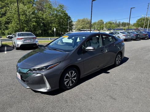 Used 2018 Toyota Prius Prime Premium FWD image 2