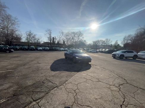 Used 2025 Hyundai Elantra SEL image 11