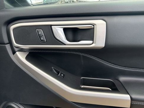 Used 2022 Ford Explorer XLT w/ Equipment Group 202A image 18