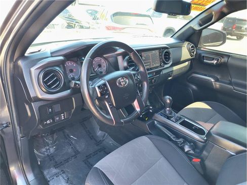 Used 2022 Toyota Tacoma TRD Off-Road w/ Technology Package RWD image 5