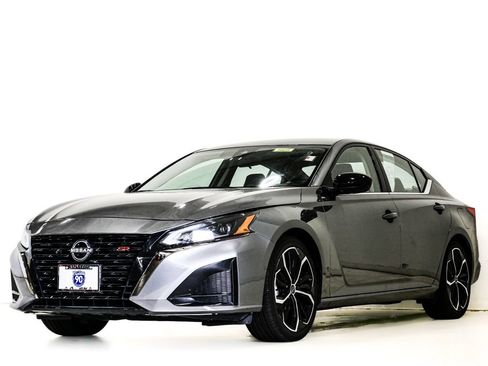 Used 2024 Nissan Altima 2.5 SR FWD image 3
