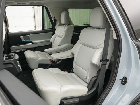 Certified 2025 Ford Expedition Platinum image 20