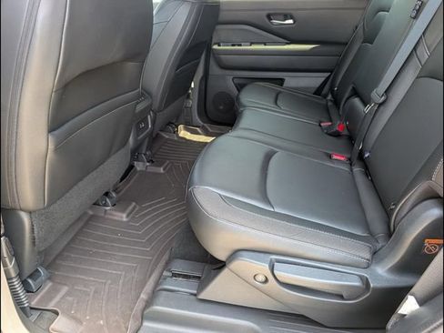 Used 2023 Nissan Pathfinder SL AWD/4WD image 10