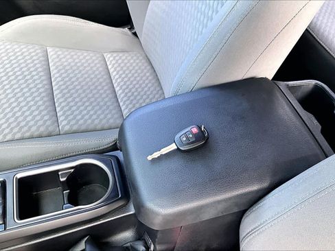 Used 2021 Toyota Tacoma SR AWD/4WD image 14