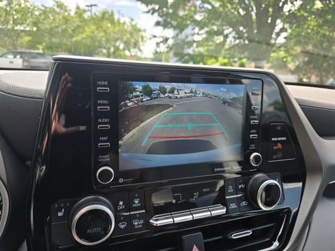 Used 2021 Toyota Highlander XLE AWD/4WD image 29