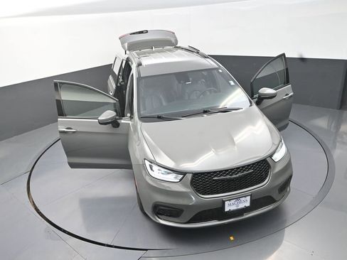 Used 2023 Chrysler Pacifica Touring-L w/ S Appearance Package FWD image 33