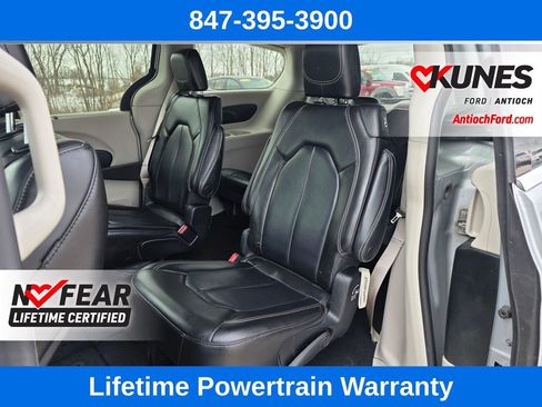 Used 2023 Chrysler Pacifica Touring-L image 25