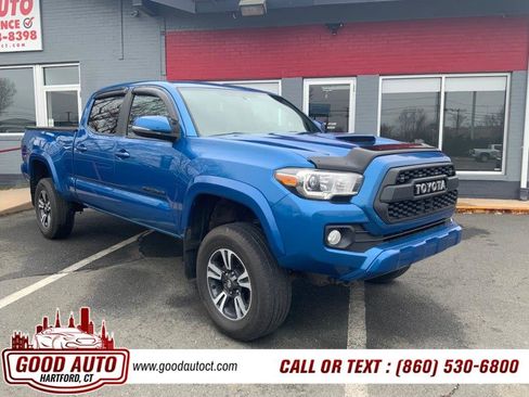Used 2017 Toyota Tacoma TRD Sport AWD/4WD image 3