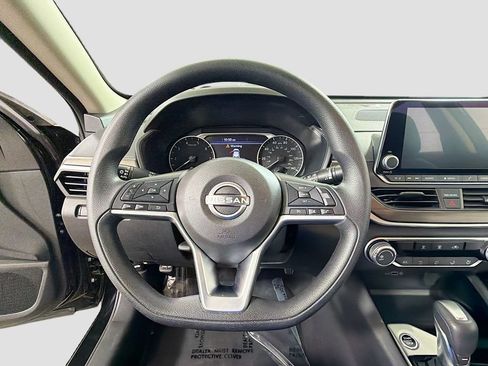 Used 2024 Nissan Altima 2.5 SV FWD image 13