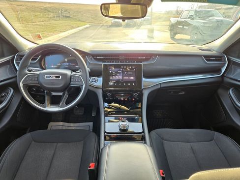 Used 2023 Jeep Grand Cherokee Laredo image 17