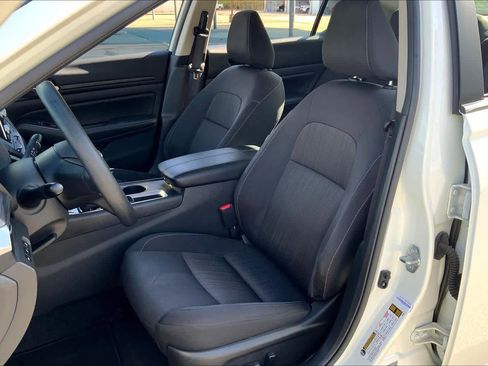 Used 2025 Nissan Altima 2.5 SV image 8