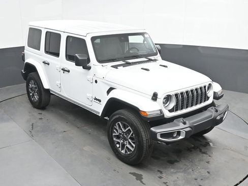 Used 2025 Jeep Wrangler Unlimited Sahara AWD/4WD image 32