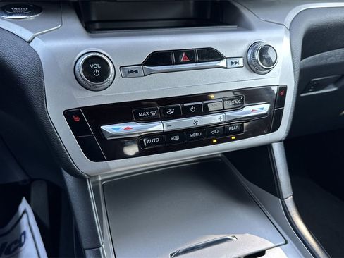 Used 2022 Ford Explorer XLT image 18