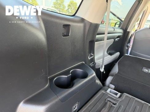 Used 2022 Toyota Highlander XLE AWD/4WD image 35
