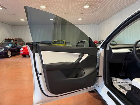 Used 2020 Tesla Model Y Long Range image 16