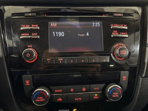 Used 2017 Nissan Rogue SV image 29