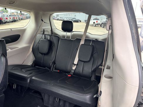 Used 2020 Chrysler Pacifica Touring-L FWD image 25