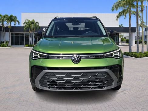 Used 2025 Volkswagen Taos SE AWD/4WD image 2
