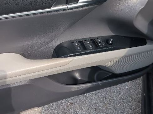 Used 2018 Toyota Camry SE image 12
