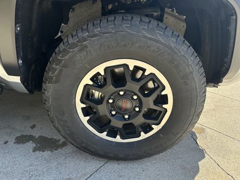 Certified 2025 Toyota Tacoma TRD Off-Road AWD/4WD image 31