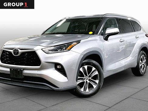 Used 2021 Toyota Highlander XLE AWD/4WD image 1