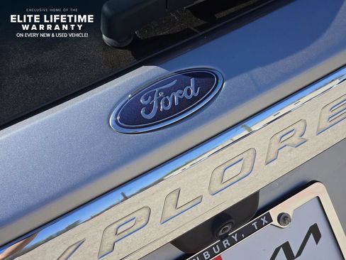 Used 2022 Ford Explorer XLT w/ Equipment Group 202A RWD image 10