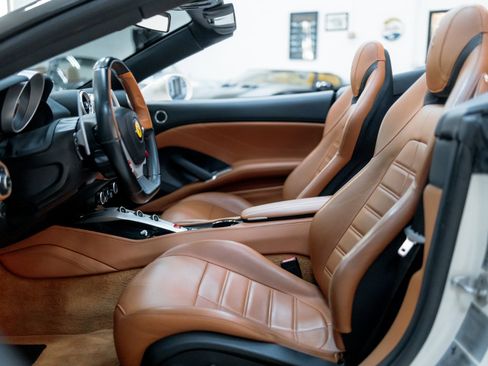 Used 2016 Ferrari California T image 43