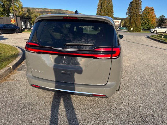 Used 2023 Chrysler Pacifica Touring-L FWD image 17