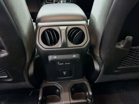 Used 2025 Jeep Wrangler Unlimited Rubicon AWD/4WD image 24