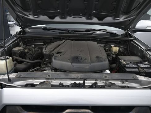 Used 2015 Toyota Tacoma 4x4 Access Cab V6 w/ TRD Sport Package image 16