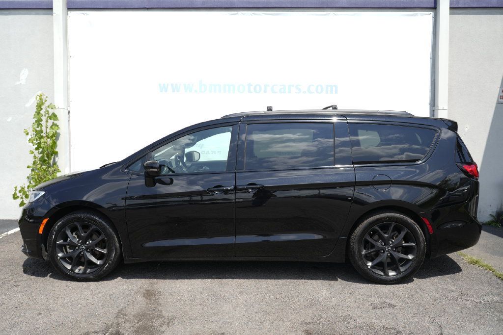 Used 2025 Chrysler Pacifica Limited FWD image 8