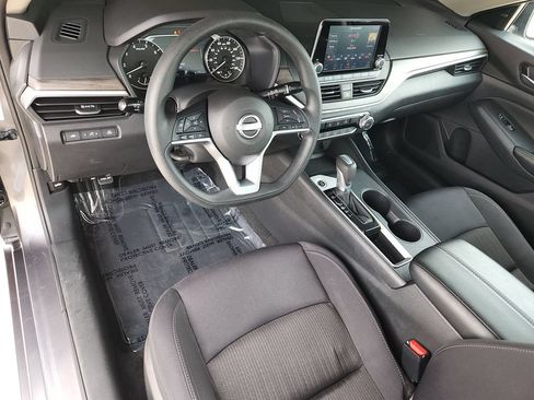 Used 2025 Nissan Altima 2.5 SV FWD image 12