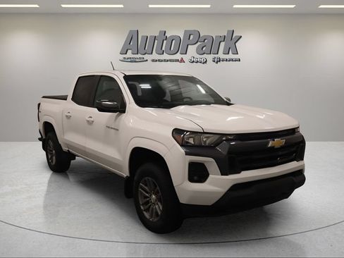 Used 2023 Chevrolet Colorado LT w/ LT Convenience Package II AWD/4WD image 2
