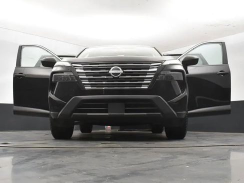 Used 2024 Nissan Rogue S FWD image 11