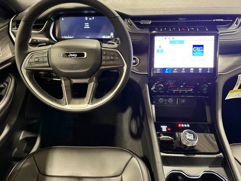 New 2025 Jeep Grand Cherokee Limited w/ Black Appearance Package image 18