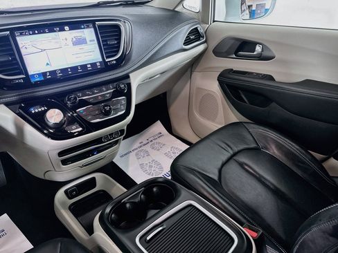Used 2022 Chrysler Pacifica Touring-L w/ Uconnect Theater Family Group FWD image 22