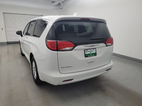 Used 2017 Chrysler Pacifica LX FWD image 6