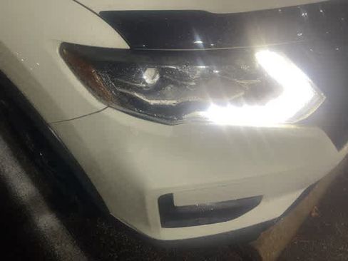 Used 2017 Nissan Rogue SV image 4