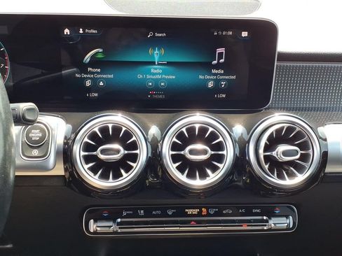 Used 2021 Mercedes-Benz GLB 250 4MATIC image 7