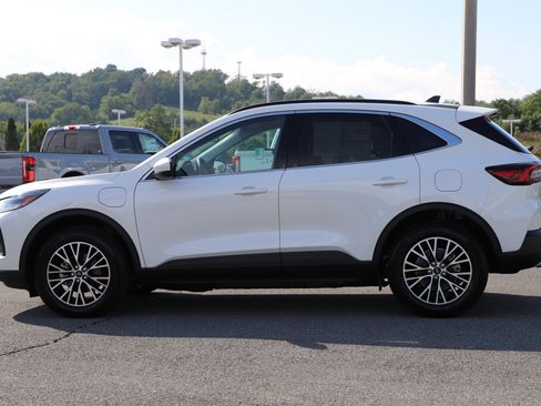 Certified 2025 Ford Escape SE image 5