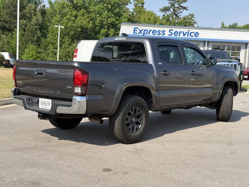 Used 2021 Toyota Tacoma SR5 AWD/4WD image 12