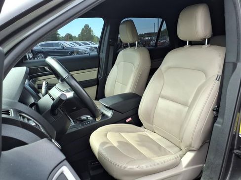 Used 2018 Ford Explorer XLT w/ Equipment Group 202A AWD/4WD image 4