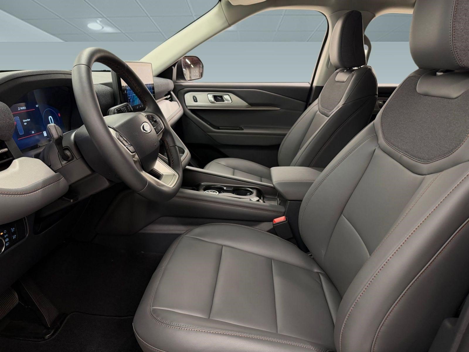 New 2026 Ford Explorer Active w/ Active Comfort Package AWD/4WD image 4