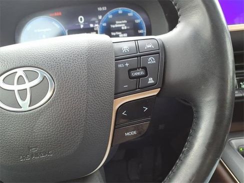 Used 2023 Toyota Crown Limited image 23