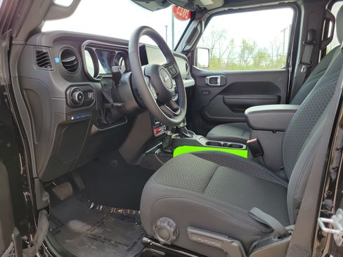 Used 2025 Jeep Wrangler Unlimited Rubicon 4xe w/ Convenience Group AWD/4WD image 7