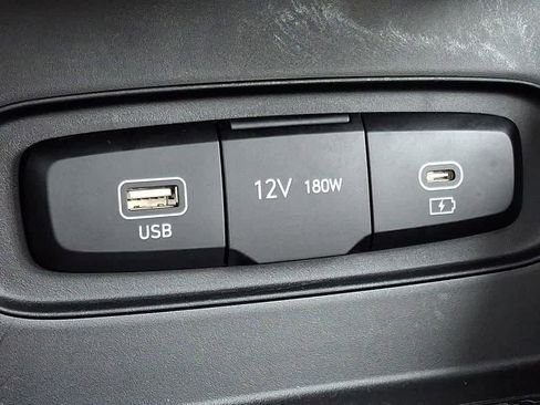 Certified 2025 Hyundai Venue SEL FWD image 24