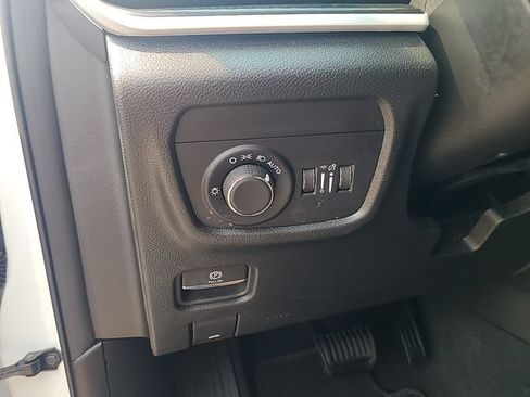 Used 2025 Jeep Grand Cherokee Altitude AWD/4WD image 14