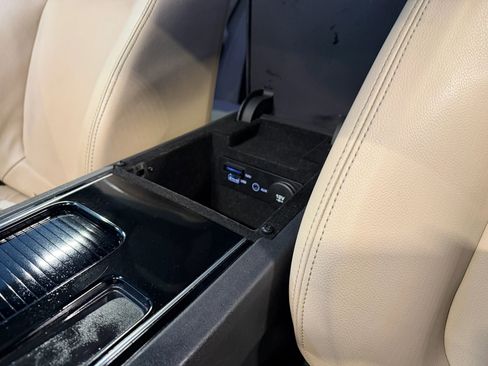 Used 2018 Jaguar F-PACE Premium image 19